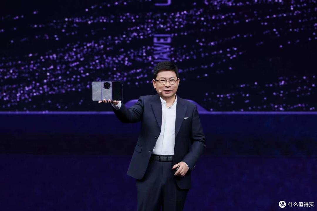Mate XT 2已经不需要靠“三折叠”博眼球了更好用的逻辑才是关键