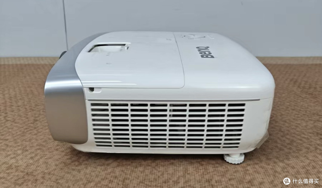 闲鱼惊现明基W1120,1080P广色域家用投影,800块搭建客厅影院