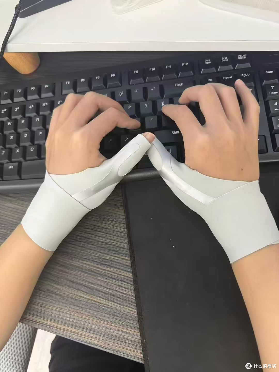 谁懂大拇指根部一用力就刺痛😭