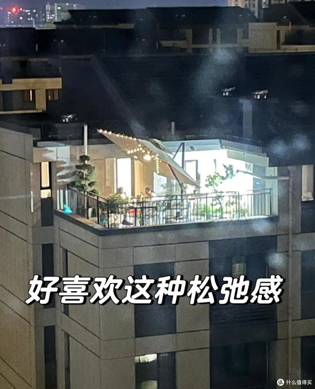 贪便宜买顶楼，如今楼顶被邻居装了太阳能，物业推诿，我该怎么办