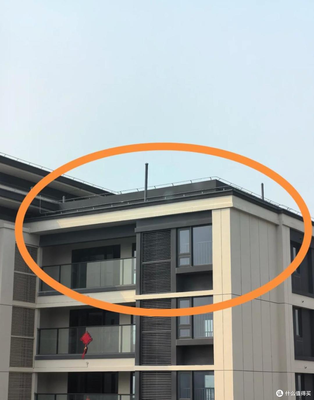 贪便宜买顶楼，如今楼顶被邻居装了太阳能，物业推诿，我该怎么办