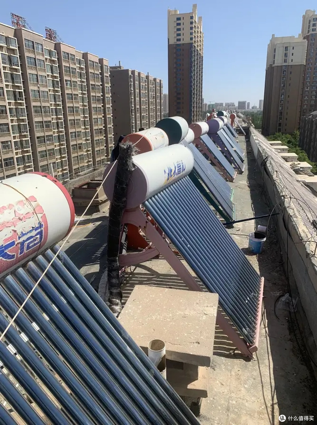 贪便宜买顶楼，如今楼顶被邻居装了太阳能，物业推诿，我该怎么办