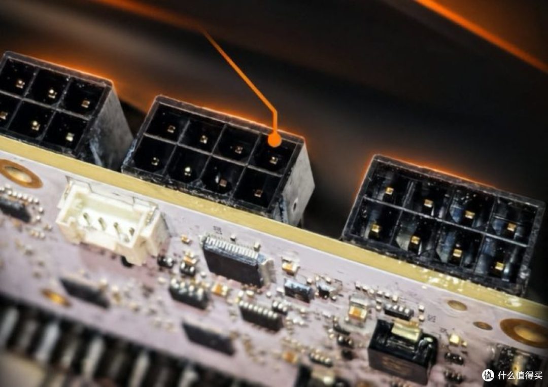 RTX 5090 接口还在烧卡,改 8-pin 反而稳了