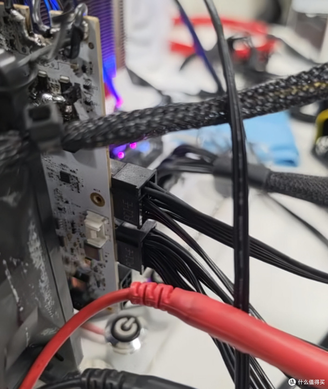RTX 5090 接口还在烧卡,改 8-pin 反而稳了