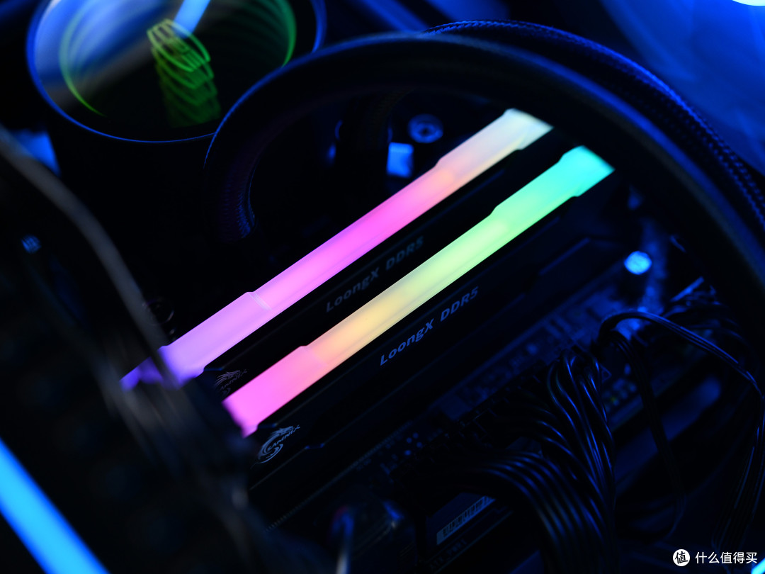 【图赏】CUDIMM 高频猛将!新乐士屠龙勇士 DDR5 RGB 8800MT/s