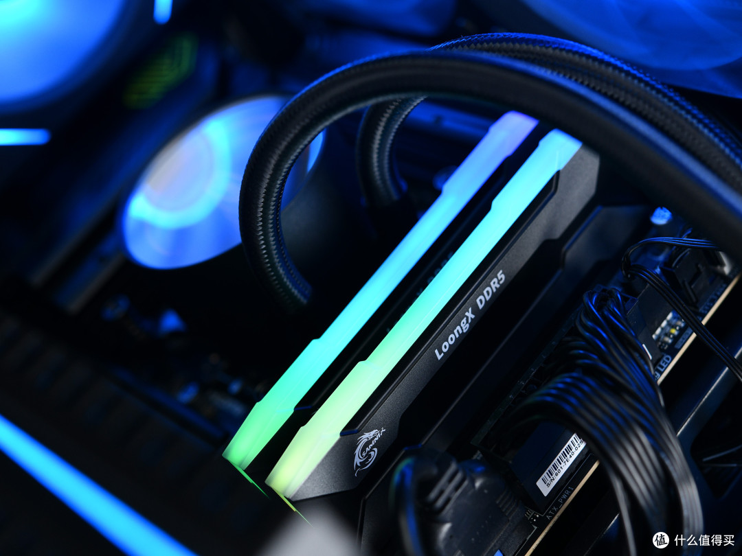 【图赏】CUDIMM 高频猛将!新乐士屠龙勇士 DDR5 RGB 8800MT/s
