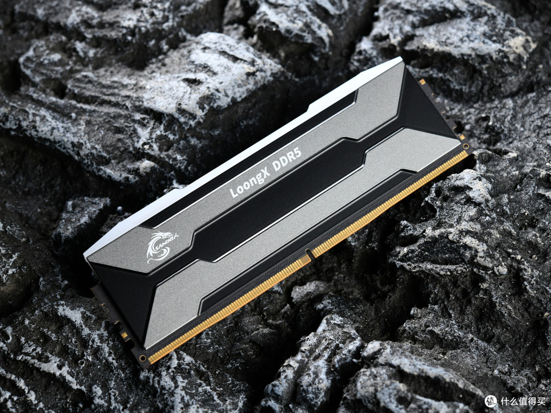 【图赏】CUDIMM 高频猛将!新乐士屠龙勇士 DDR5 RGB 8800MT/s