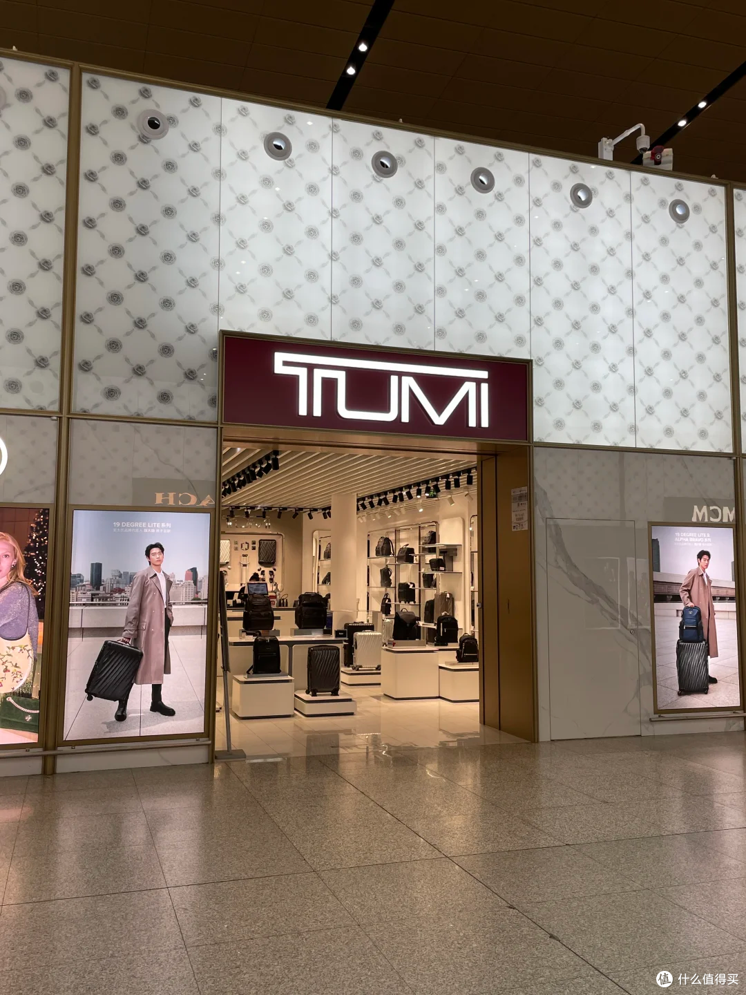 为什么一只尼龙包敢卖三四千?TUMI的“贵三倍”拆给你看