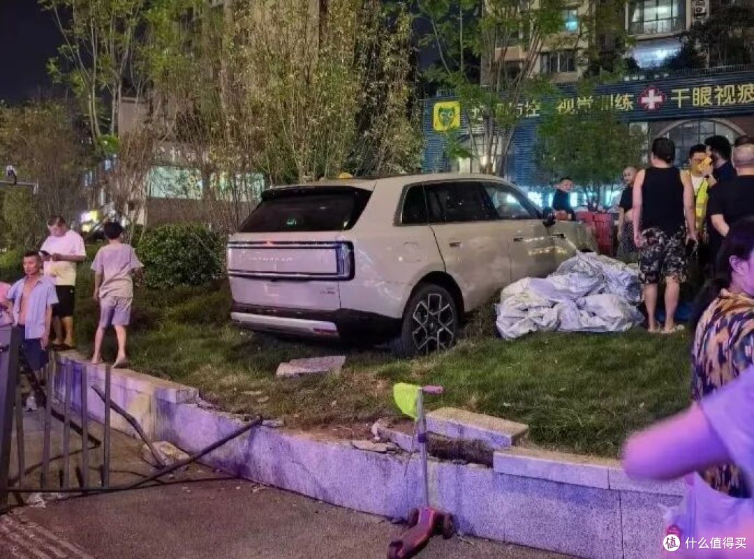 “小米澎程首撞绿化带”上热搜：事故很小，标签很大