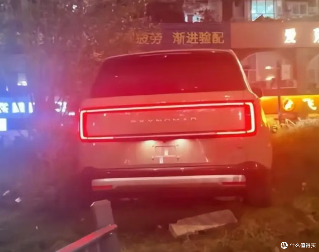 “小米澎程首撞绿化带”上热搜：事故很小，标签很大