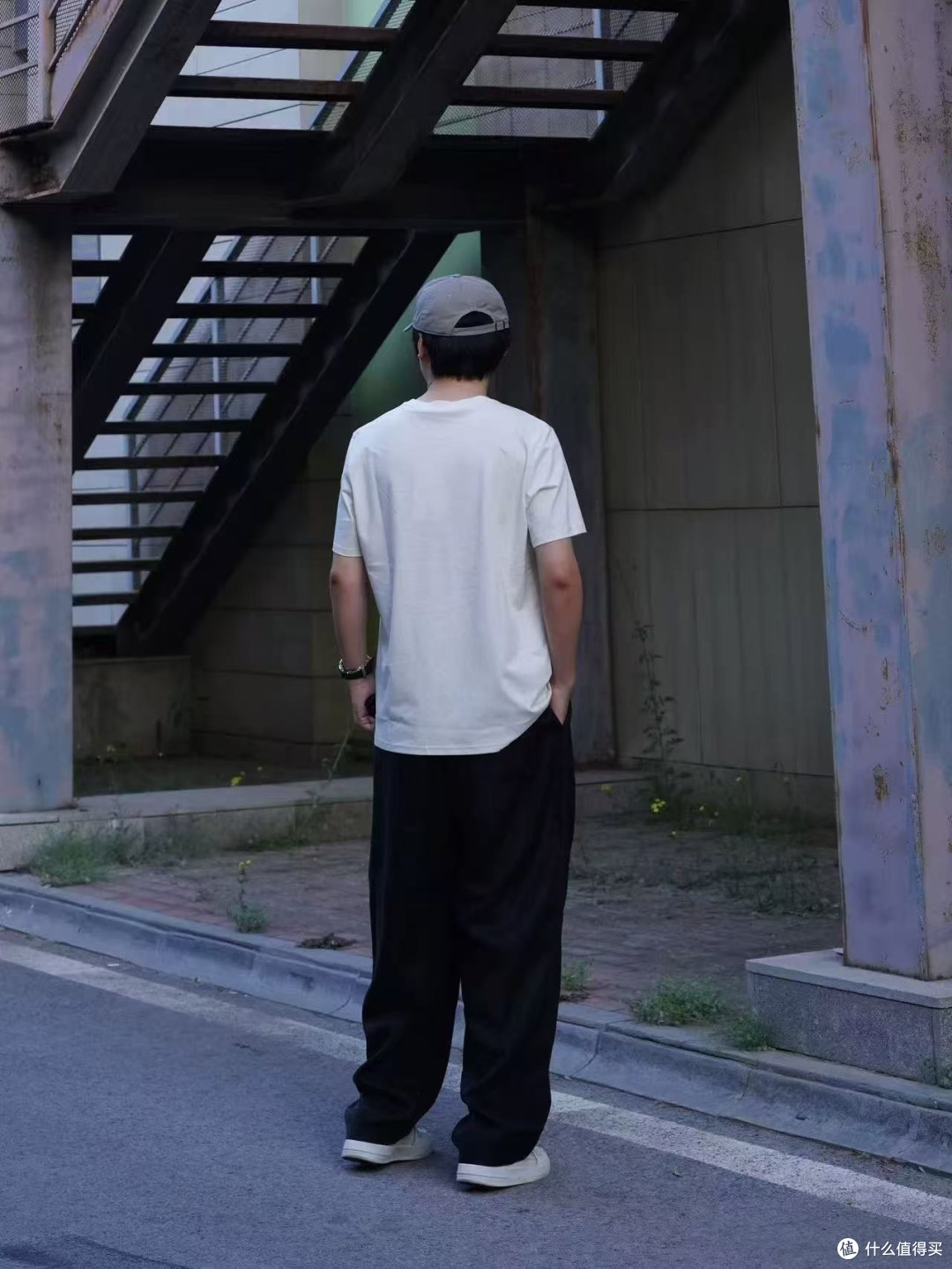 穿它出门被同事追着问链接，这白T自带清爽滤镜