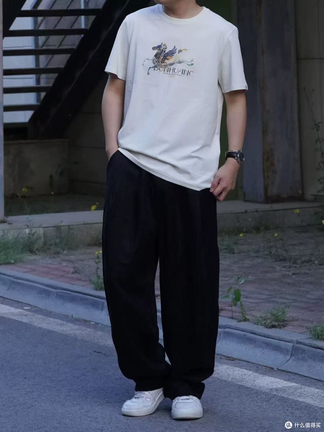 穿它出门被同事追着问链接，这白T自带清爽滤镜