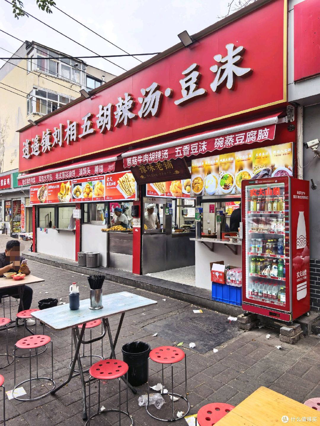 来站在郑州上万家胡辣汤店顶点的刘相五喝汤