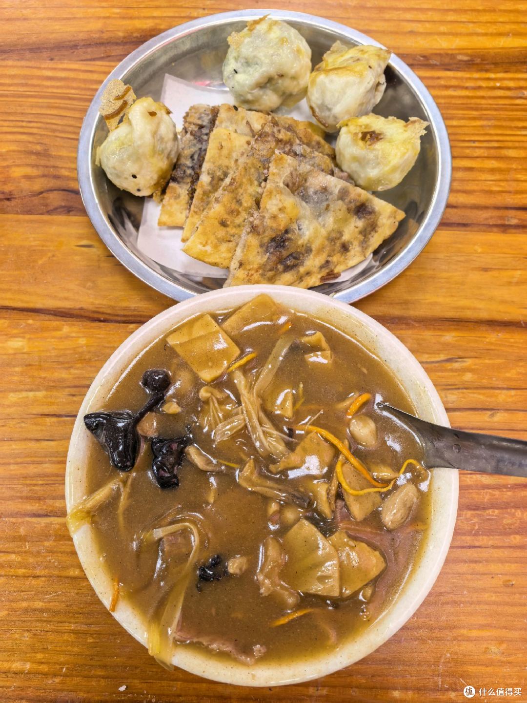 来站在郑州上万家胡辣汤店顶点的刘相五喝汤