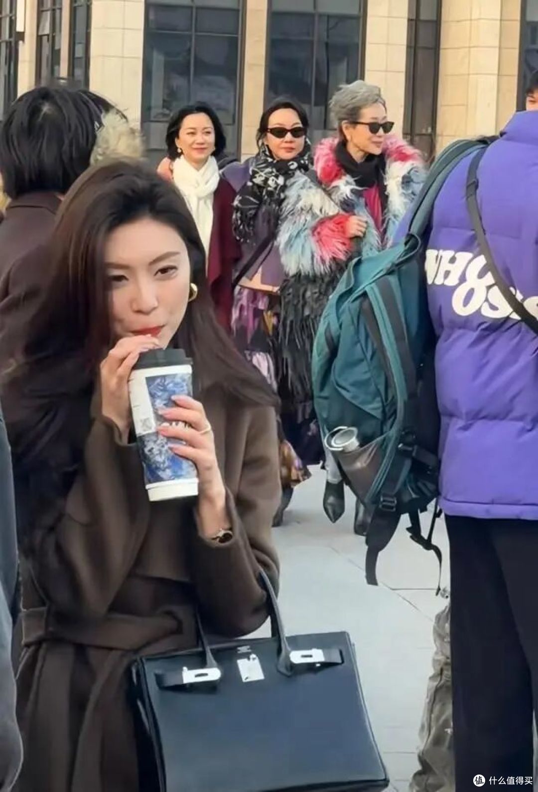 闫妮叶童倪虹洁演仨退休大姐谈恋爱，全网笑了，我看完却笑不出来