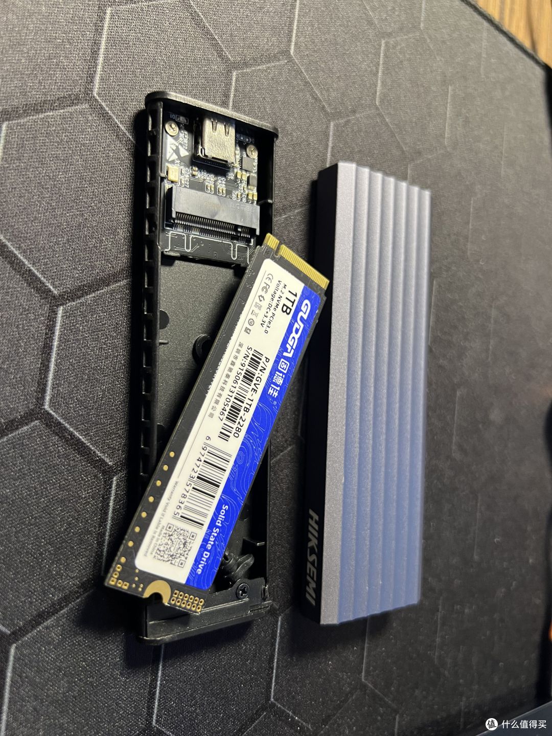 准备抠出来移动硬盘的1T SSD
