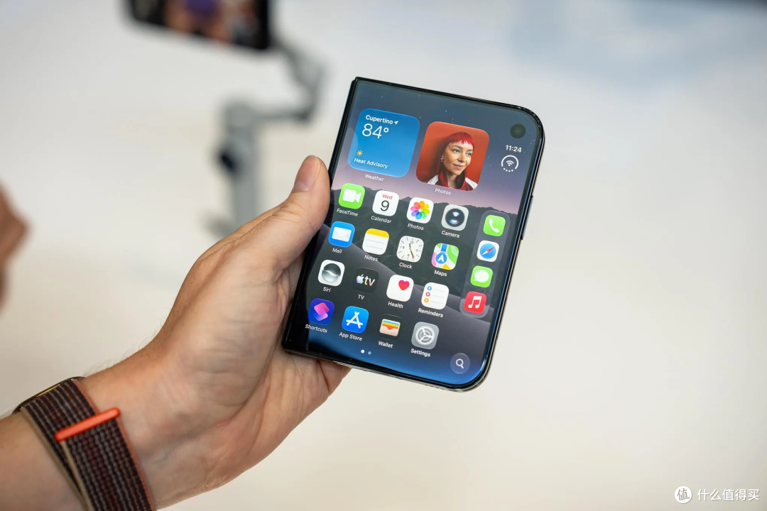 最高26499元!iPhone Duo折叠屏正式发布!苹果AI依旧缺席