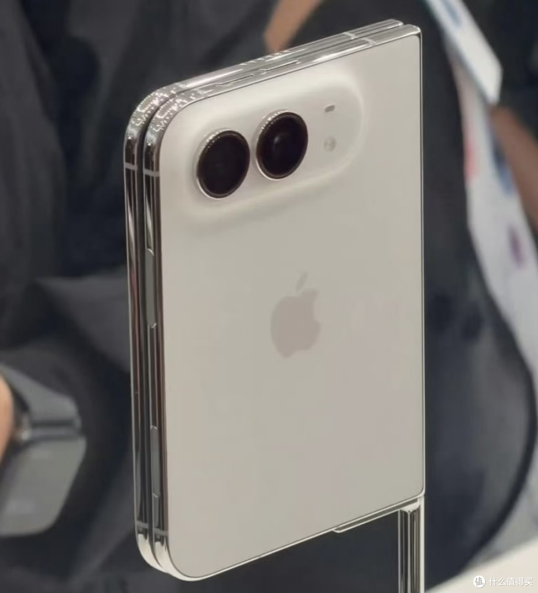 苹果首款折叠屏iPhone Duo正式发布:15999元起,网友直呼买不起
