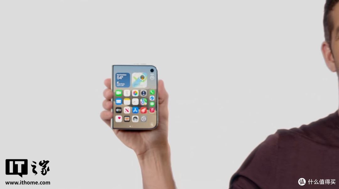 9 月 9 日 Apple Park 现场拍摄 iPhone Duo 真机展开状态,5.4 寸外屏 + 7.6 寸内屏 + 4:3 比例(来源:新浪科技 / IT之家 9 月 10 日)
