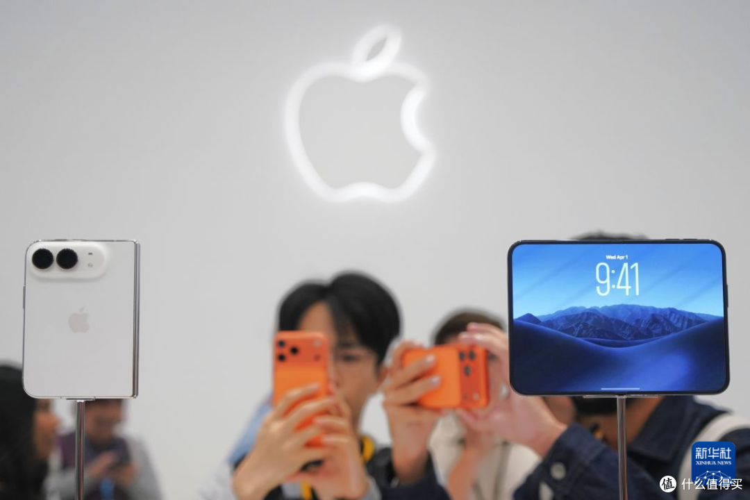9 月 9 日 Apple Park 现场 iPhone Duo 折叠状态真机,星光白和夜空蓝两种配色,钛金属边框(来源:新华社记者吴晓凌 9 月 10 日)