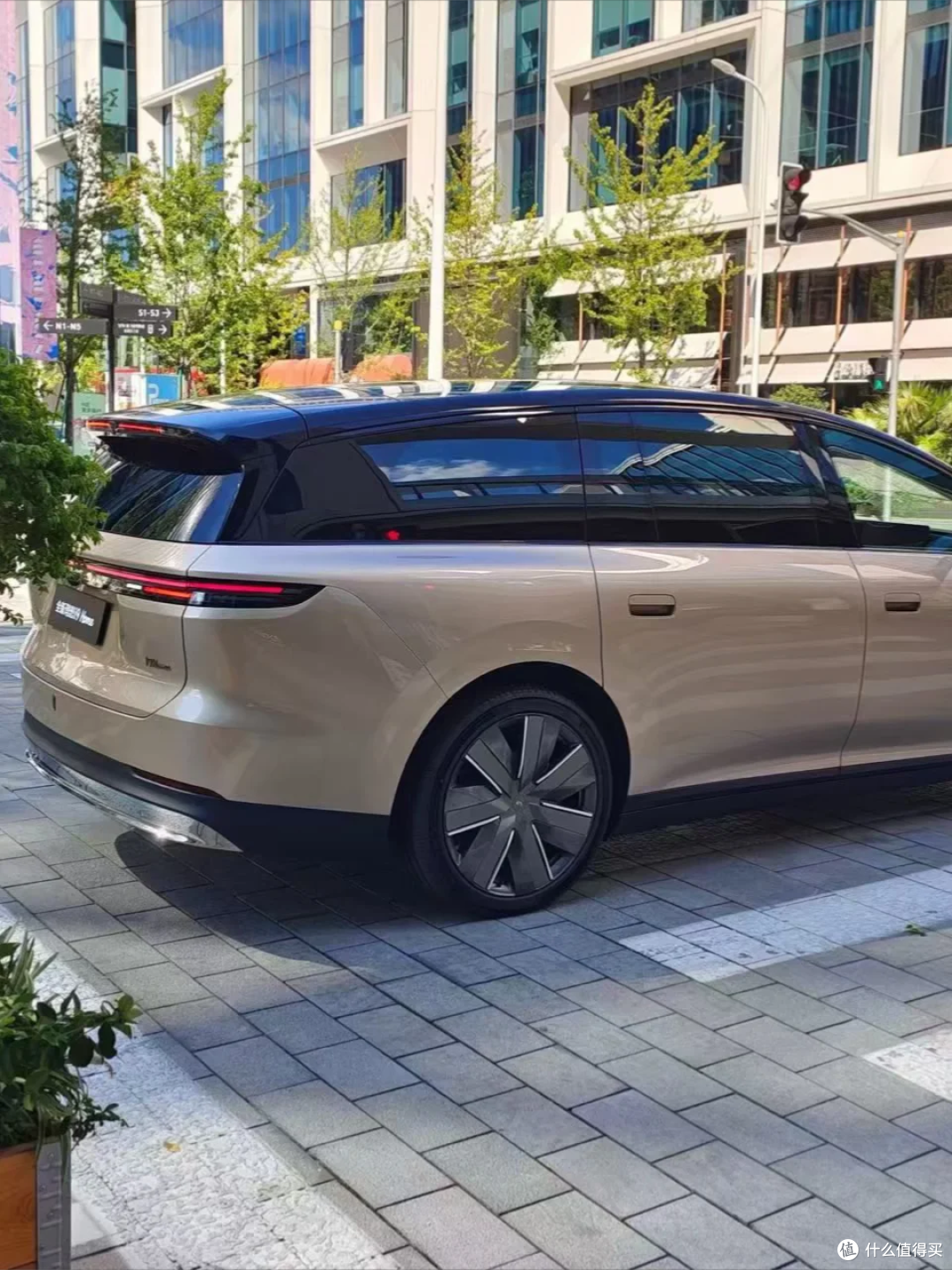 把“客厅”搬进六座SUV?理想i9官宣9.16发布:二排能转对坐