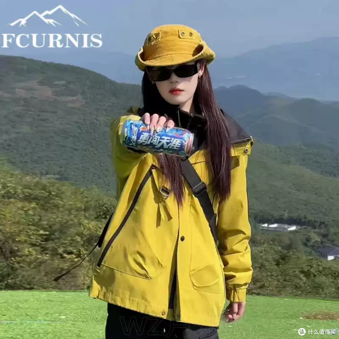 谁穿谁好看!这件“显白姜黄”冲锋衣太绝了