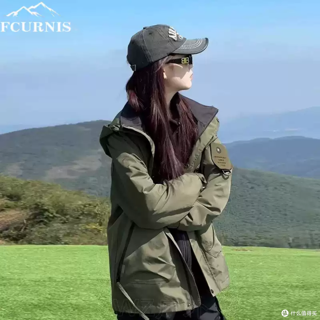 谁穿谁好看！这件“显白姜黄”冲锋衣太绝了