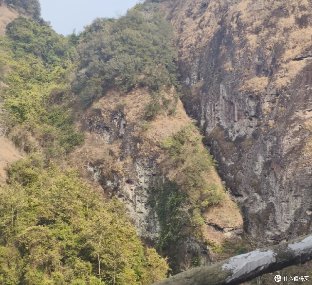 千米高空栈道悬于绝壁，漫步其间俯瞰连绵丹霞群峰