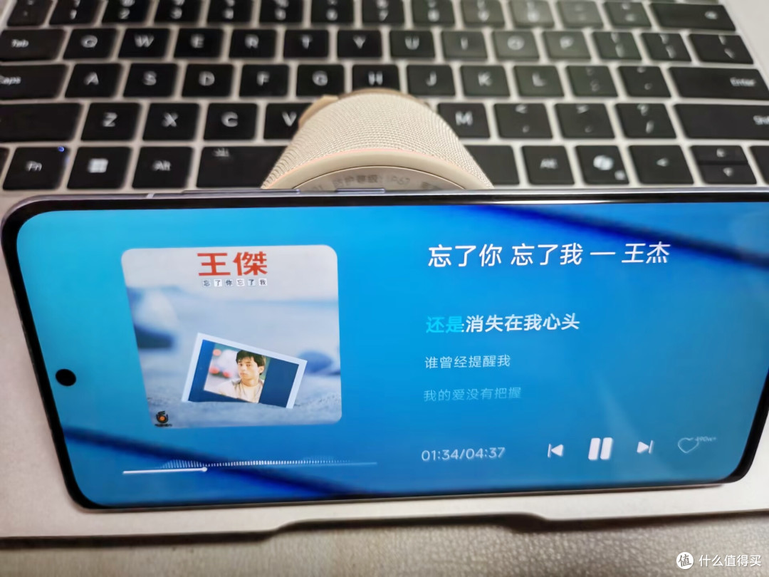 可以做支架且支持磁吸,小米蓝牙音箱磁吸版够用