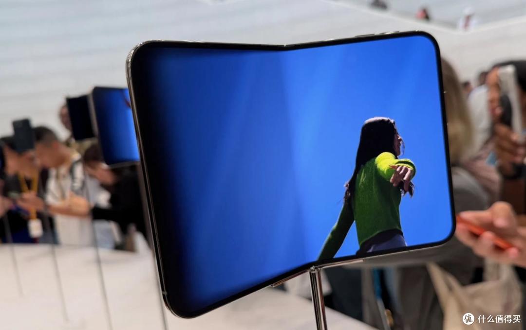iPhone Duo对比三星Fold8:苹果第一次做折叠屏,差距还有多大?