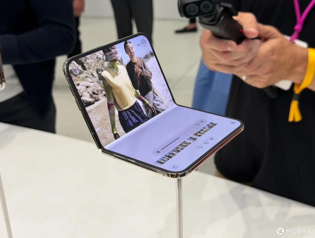iPhone Duo对比三星Fold8:苹果第一次做折叠屏,差距还有多大?