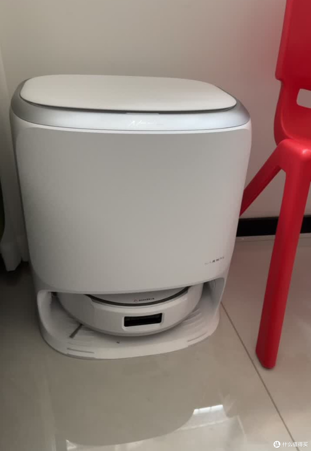 云鲸扫地机器人整机+基站，简约白色居家外观