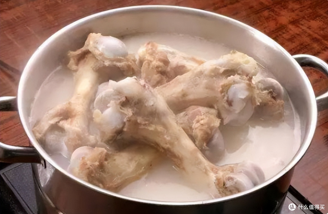 别再喝骨头汤补钙了！专家：钙含量不如牛奶，真正补钙的是这3菜