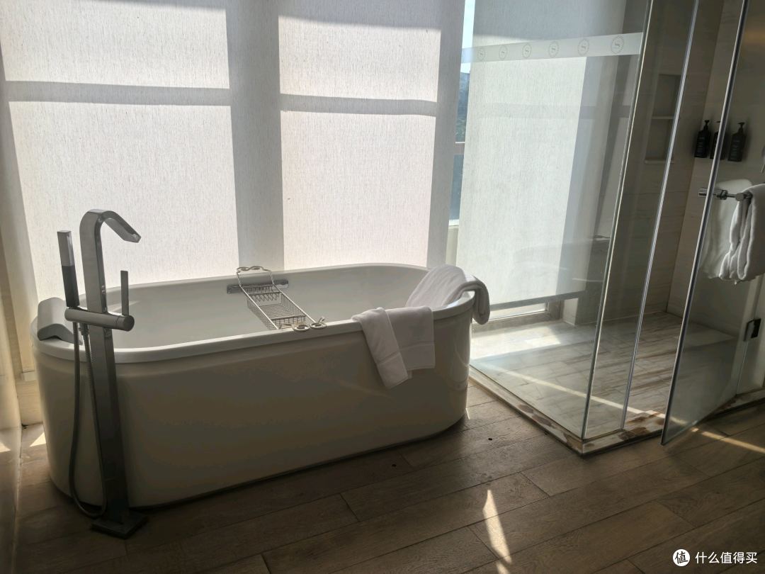 浴缸和淋浴间