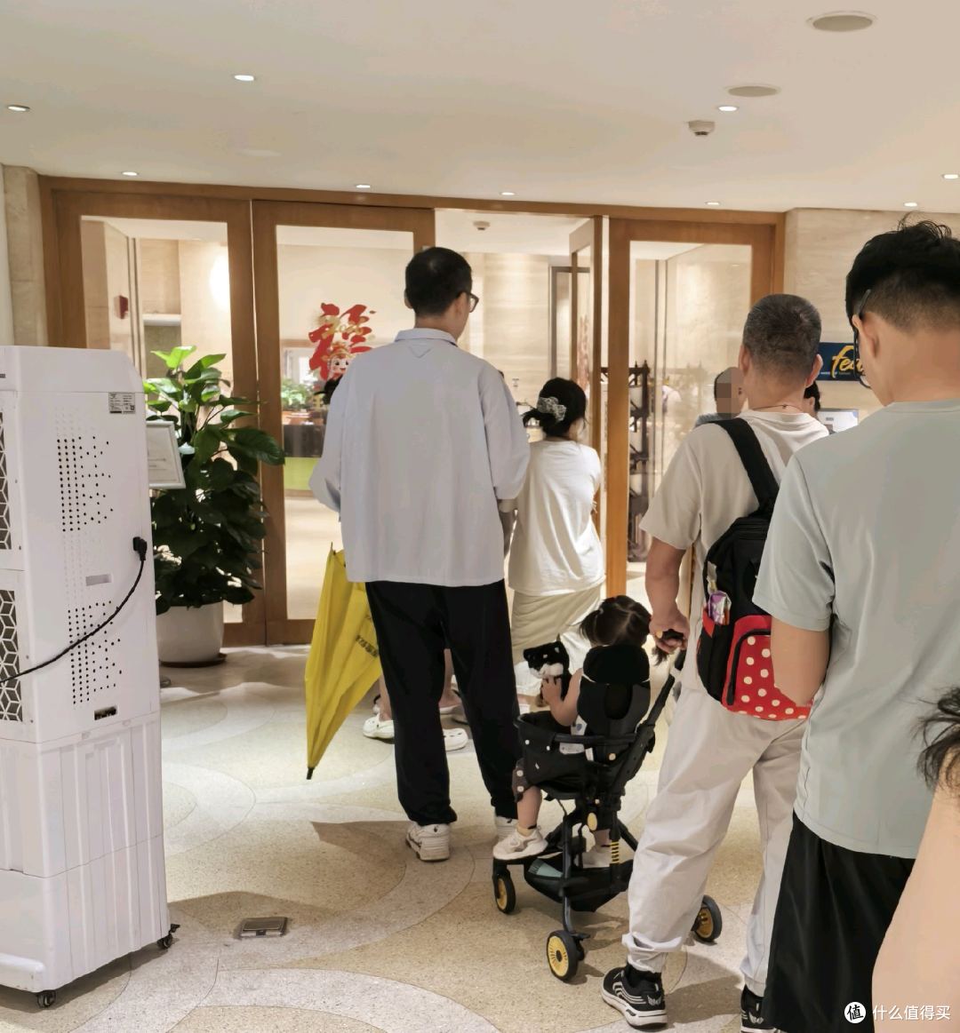 排队吃早餐，前面的人