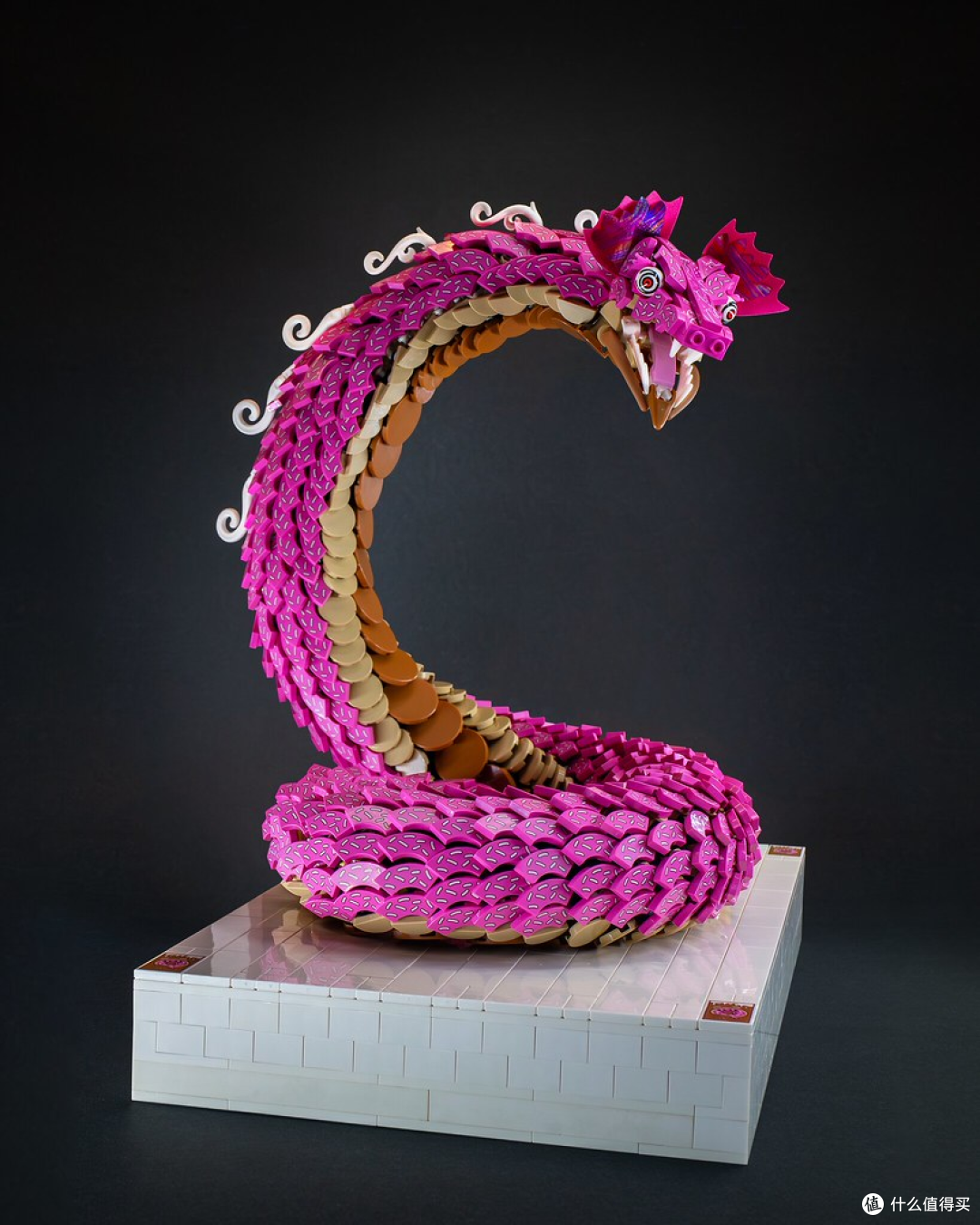 乐高砖块怎样展现羽毛、鳞片、触手？这位玩家的作品中能找到答案