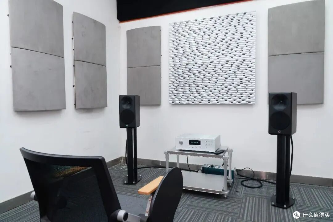 另一个房间内展示了一套由MSV ACD-01搭配AsciLab F6Bs书架音箱的两声道音响系统
