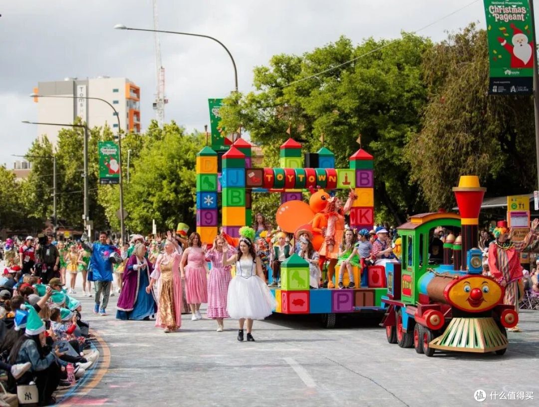 ● National Pharmacies Christmas Pageant, Adelaide, South Australia  📷 / South Australian Tourism Commission