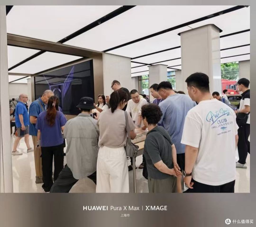 华为Mate XT 2 非凡大师正式开售,门店迎来取机与体验热潮