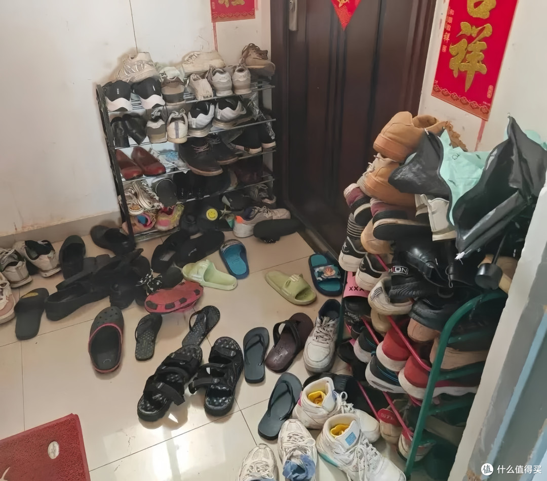 门口放鞋柜和鞋子物业不允许？看看年轻人的做法，省空间又整洁