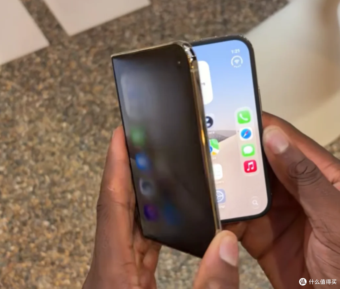 创新真的熄火了？ iPhone Duo 问世，老罗连打七个 “抄的”