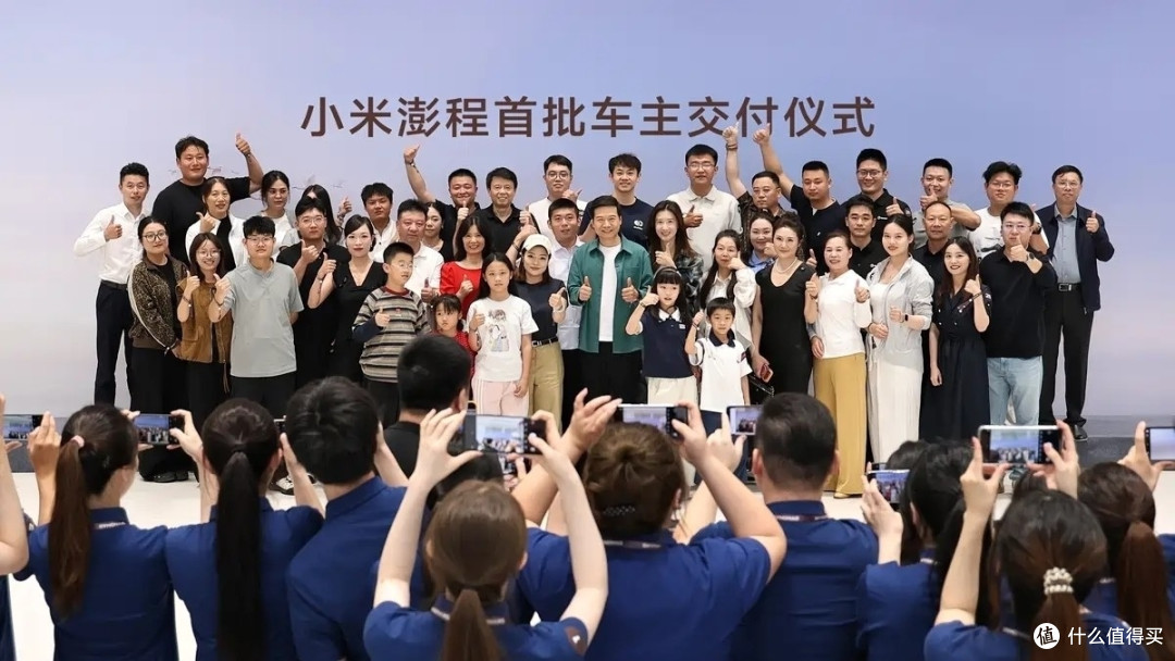 在彭城交付澎程,雷军又弯腰拉车门了,车主记住的从来不是车