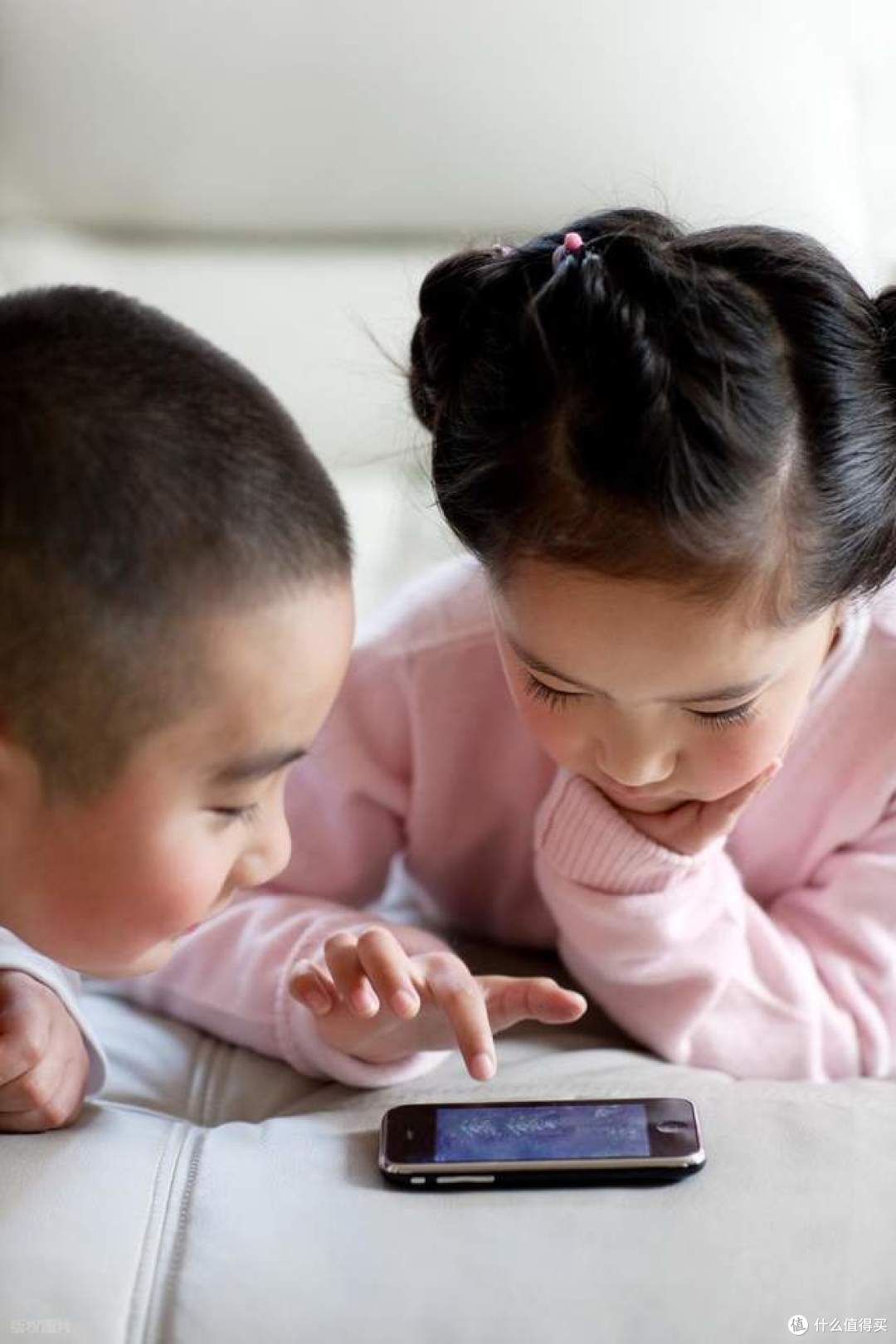 专家建议:孩子不早于12岁拥有手机!你家孩子几岁玩手机呢?