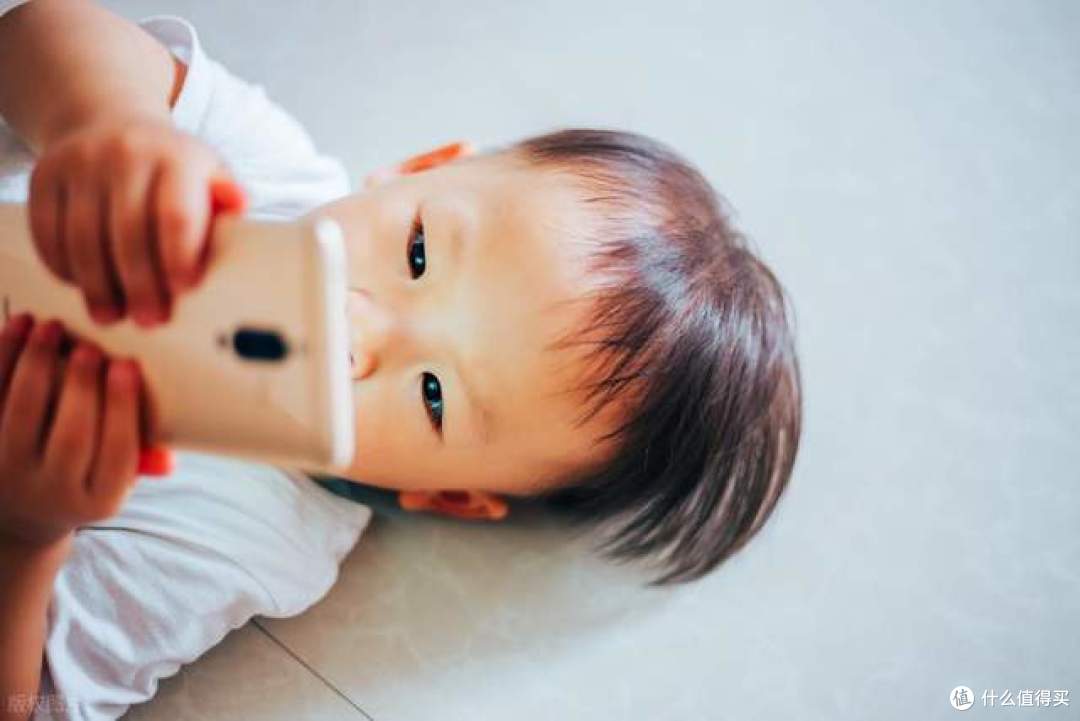 专家建议:孩子不早于12岁拥有手机!你家孩子几岁玩手机呢?