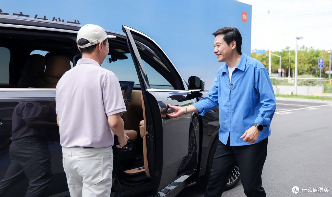 雷军为小米汽车用户开车门