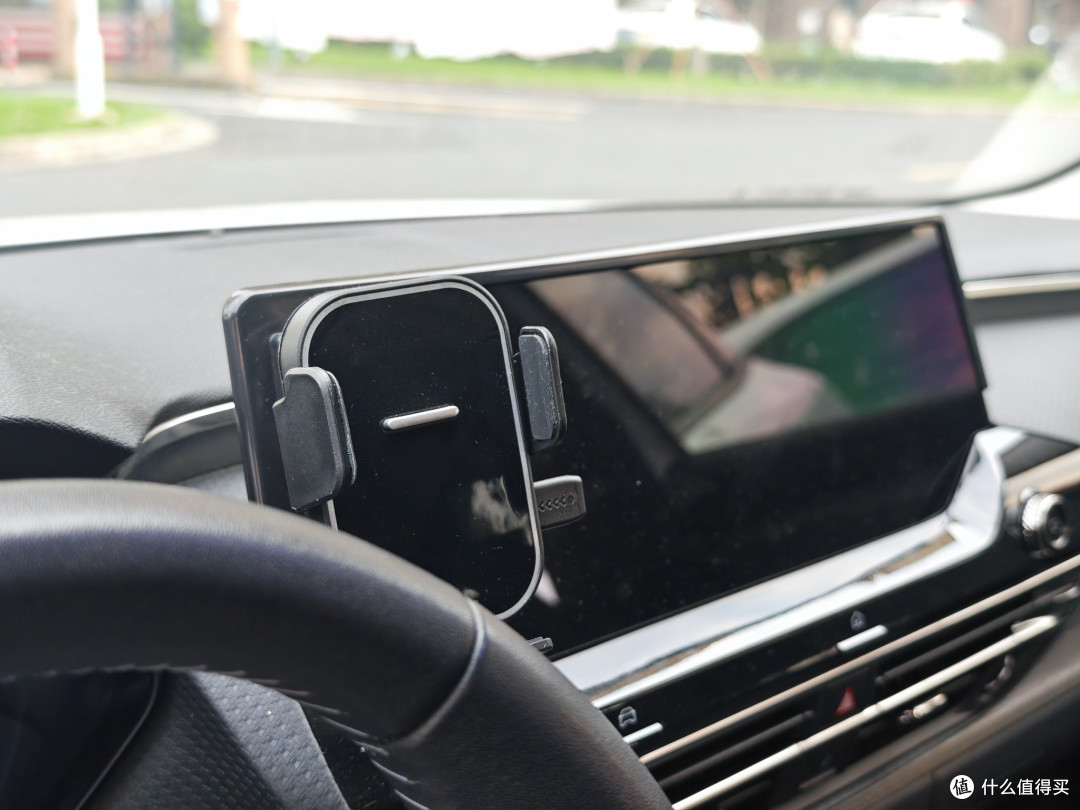 想要自驾高速安全行车,新老司机这11种车品建议都准备在车上。