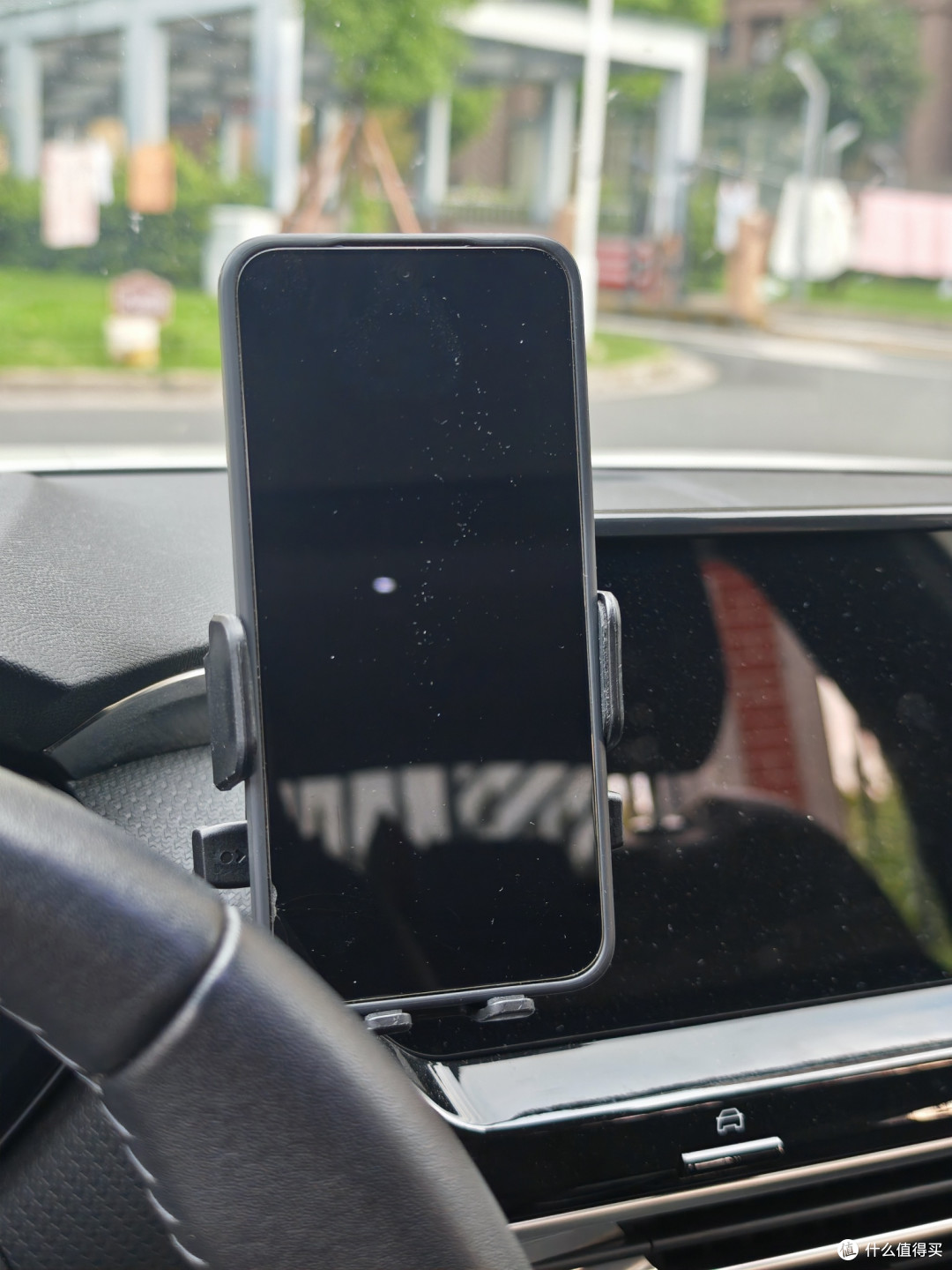 想要自驾高速安全行车,新老司机这11种车品建议都准备在车上。