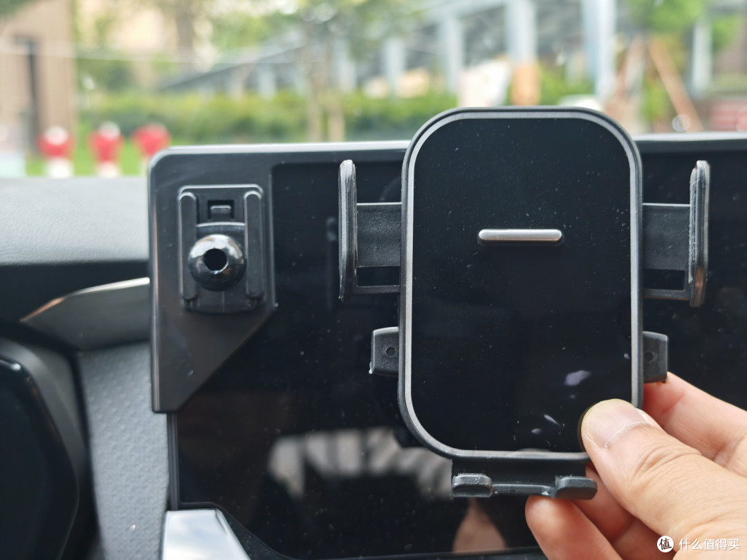想要自驾高速安全行车,新老司机这11种车品建议都准备在车上。