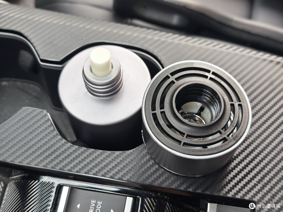 想要自驾高速安全行车,新老司机这11种车品建议都准备在车上。