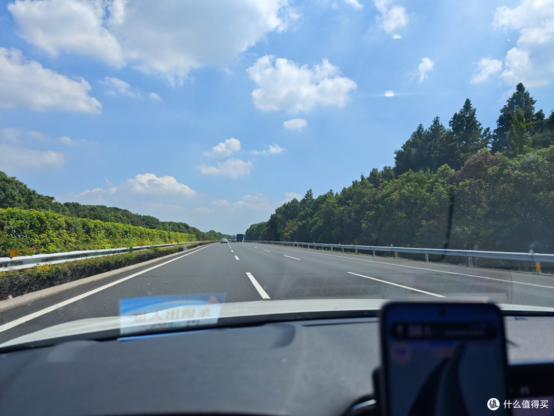 想要自驾高速安全行车,新老司机这11种车品建议都准备在车上。